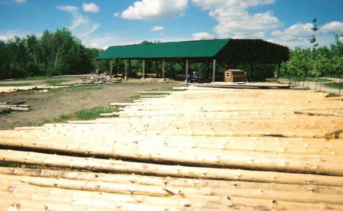 początek budowy domu z drewna