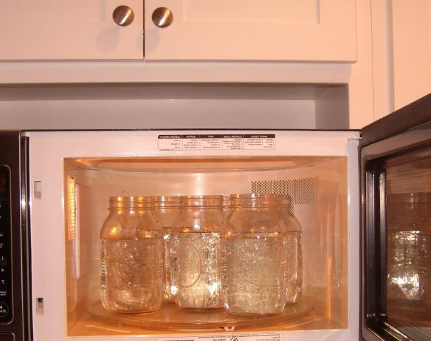 jak sterilizovat sklenice v mikrovlnné troubě