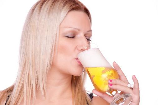 Come smettere di bere birra a una donna
