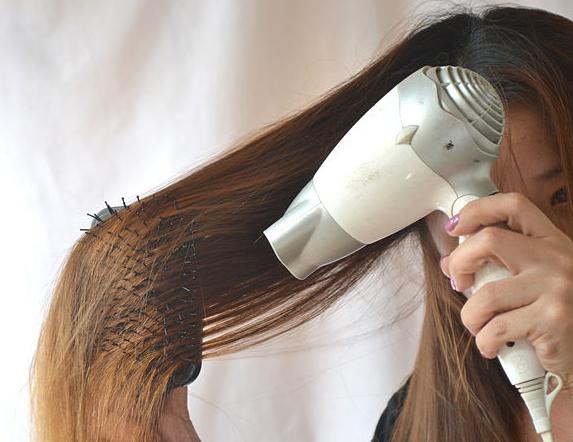 come raddrizzare i capelli senza raddrizzarli rapidamente