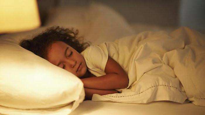 kako naučiti otroka, da v posteljici samostojno zaspi