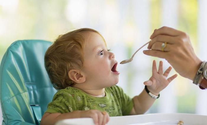 Jak naučit dítě jíst Komarovského s lžící sám
