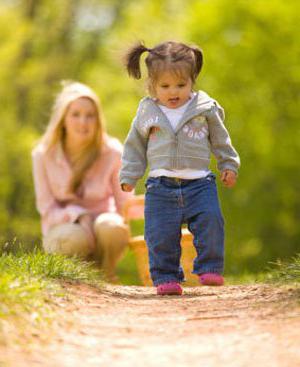 jak naučit dítě chodit