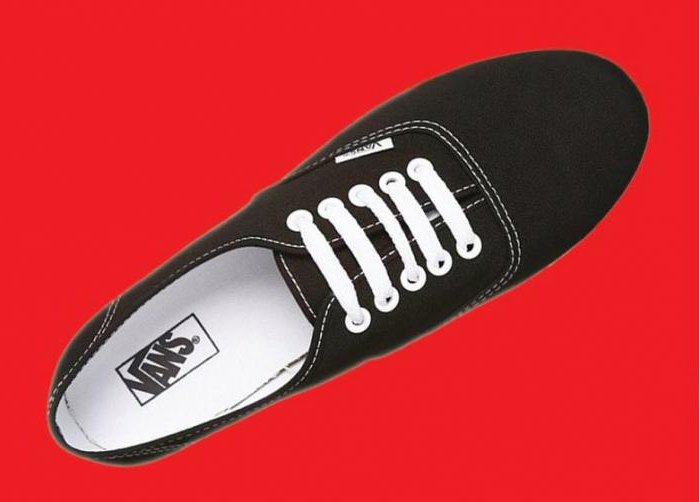 legare i lacci delle scarpe alle sneakers per non essere slegati