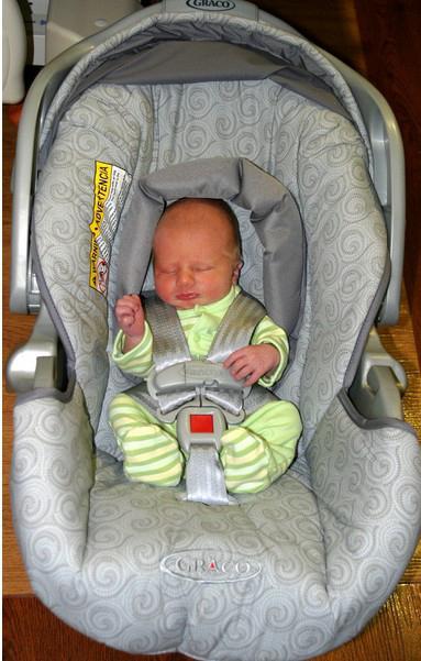 kako nositi novorođenčad u automobilu