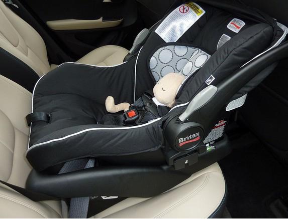 dojenček za novorojenčke v avtomobilu