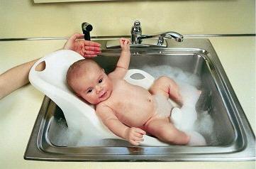 Как да измие новородените момичета?