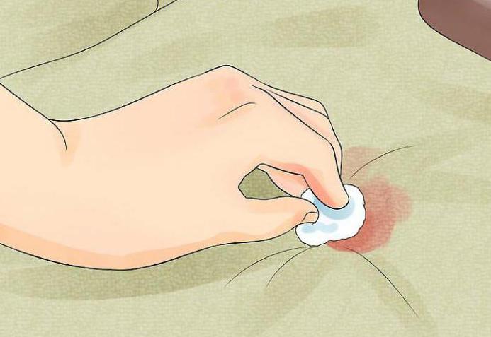 jak si umýt oblečení lakem na nehty