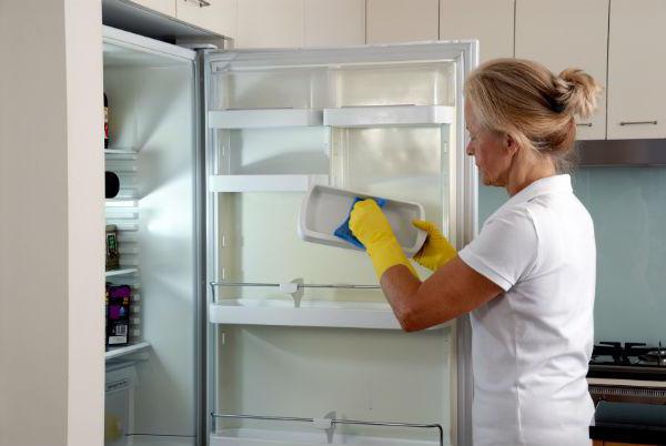 come lavare il frigorifero all'interno per distruggere l'odore