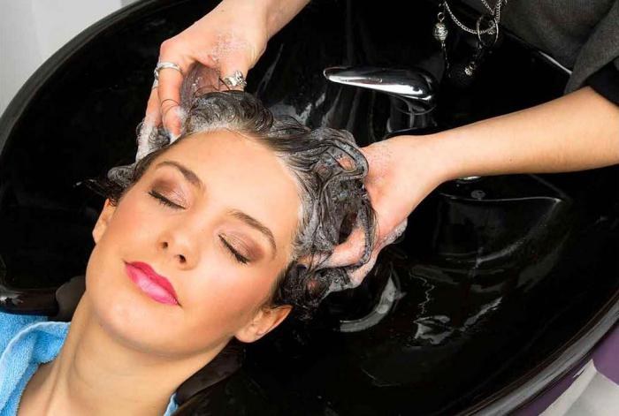kako umiti lase s šamponom