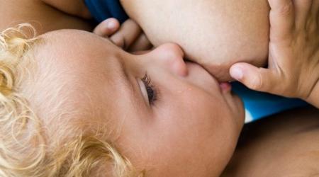 Come svezzare un bambino dall'allattamento al seno durante la notte