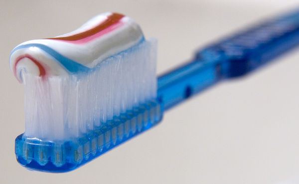 kako beliti nohte z zobno pasto