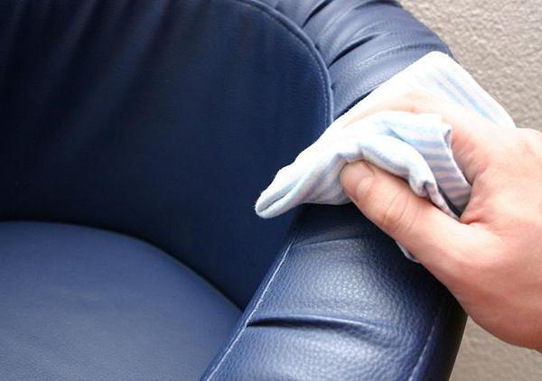 как да изтрие дръжката от кожен диван