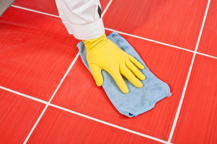 как да разтриете шевовете на плочката на пода