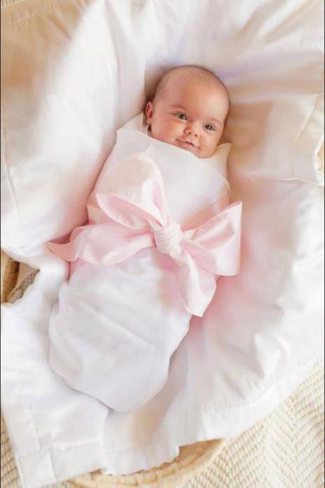 как да обгърнете бебето в правоъгълно одеяло