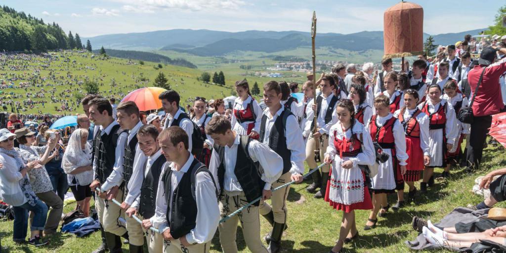 Унгарци в национални носии