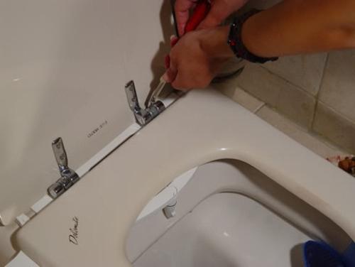 povezovanje sanitarne prhe v stranišču