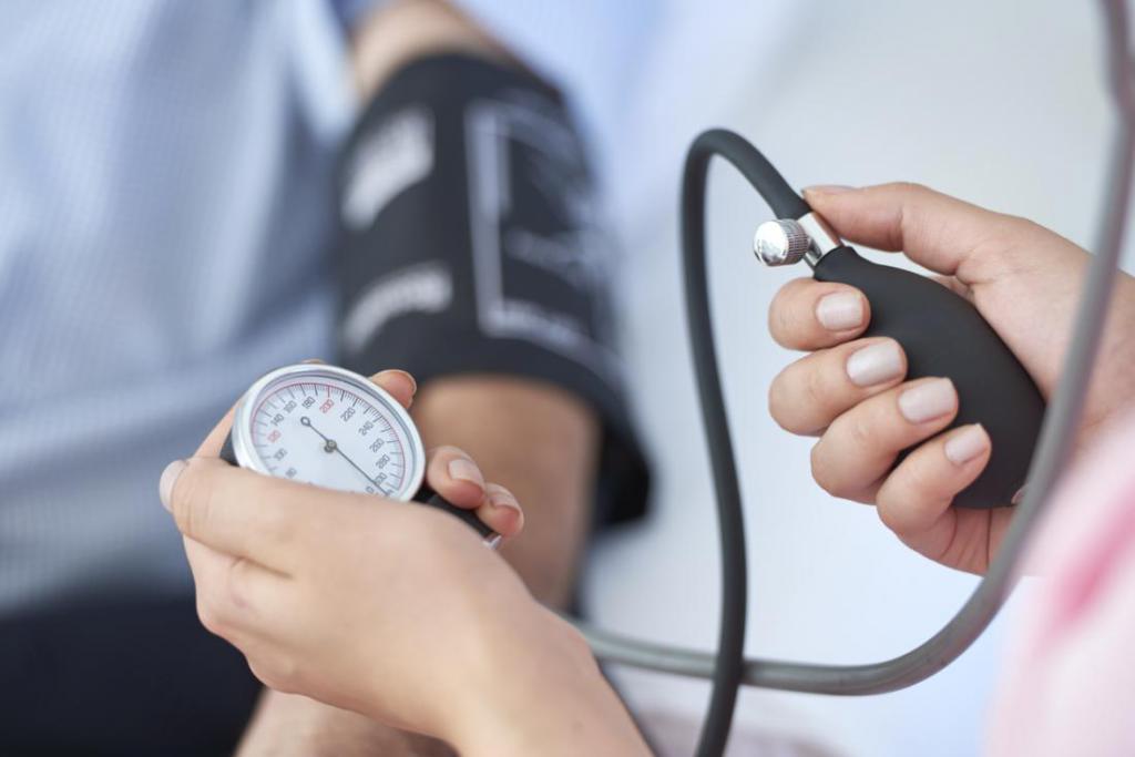 il medico misura la pressione sanguigna