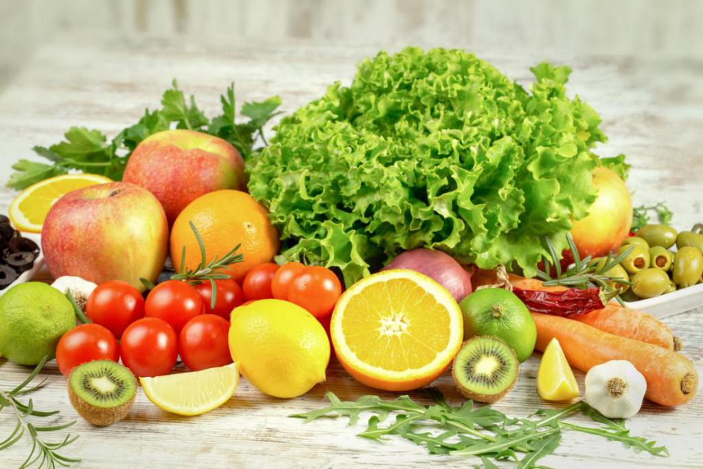 verdure e frutta sul tavolo