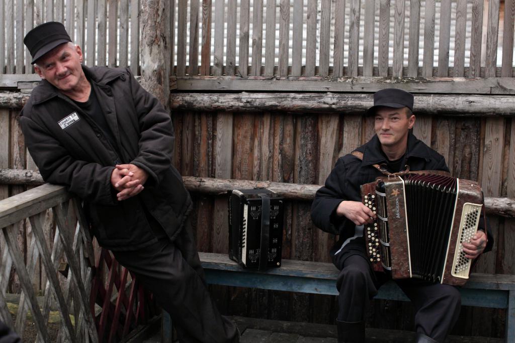 dva vězni hrají hudbu