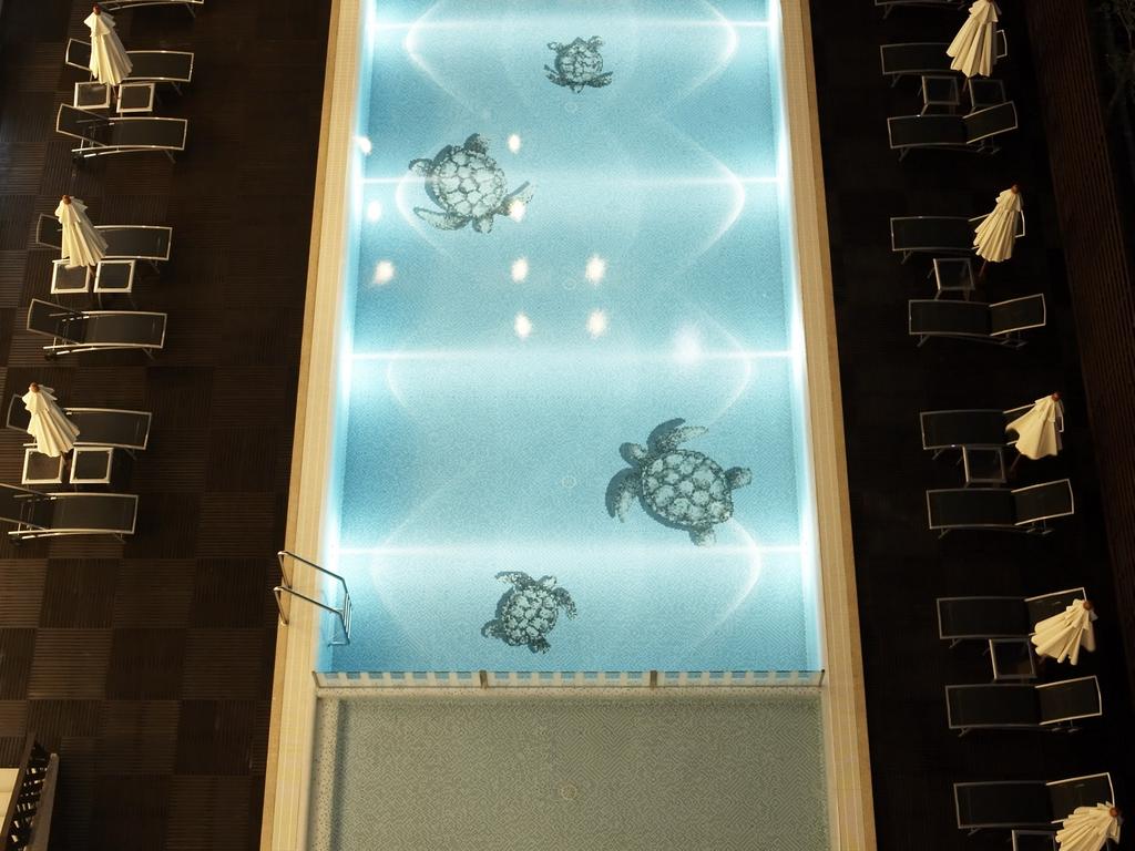 Хотелски базен