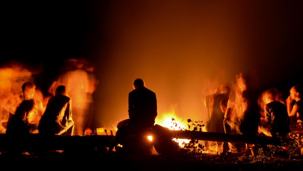 Lidé sedí u ohně