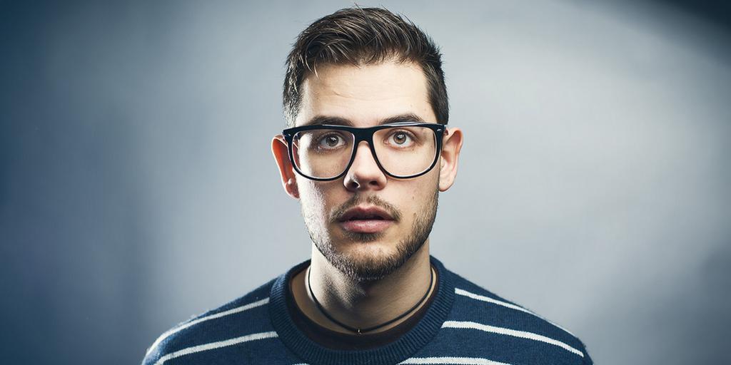 Mladý muž s brýlemi