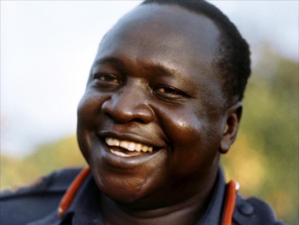 Idi Amin se nasmiješi.