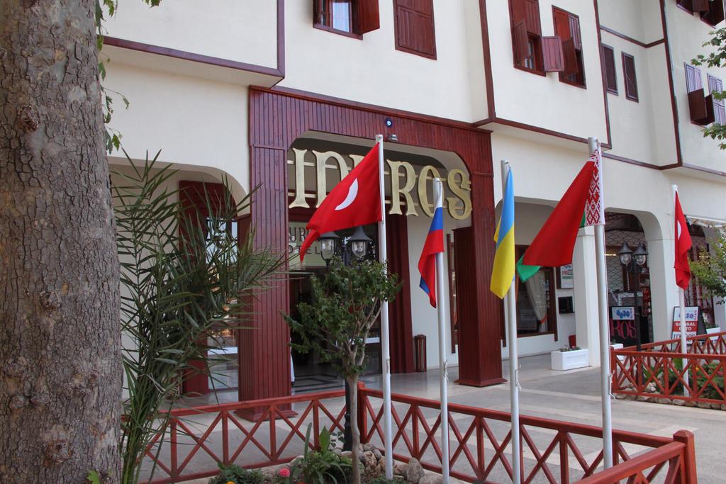 Входът на хотел Idyros Hotel 3 * в Кемер