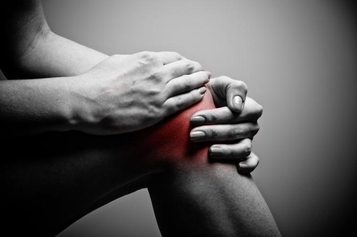 bolesti kolena při zavěšení