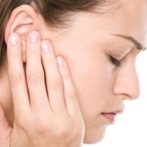 střelecké bolesti v uchu