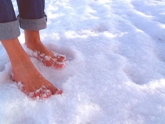 camminare in un sogno a piedi nudi nella neve