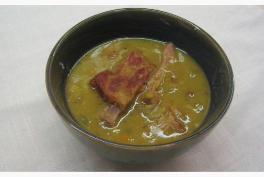 Zupa grochowa z wędzonym mięsem
