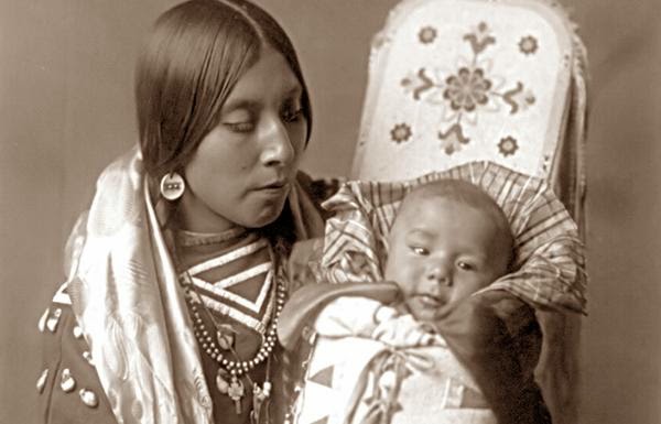 Donna indiana con un bambino