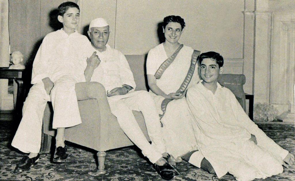 Indira gandhi z očetom in sinovi