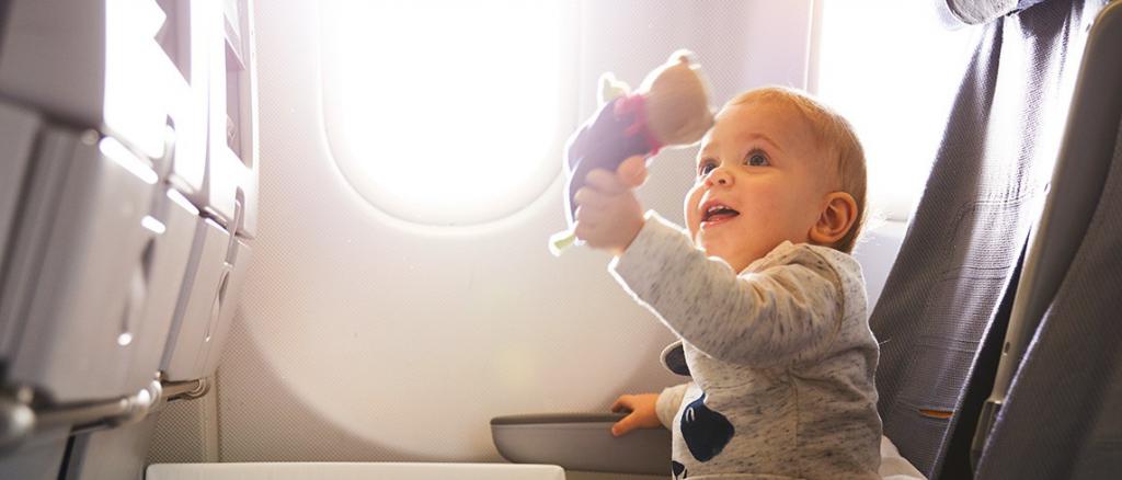 dziecko w samolocie