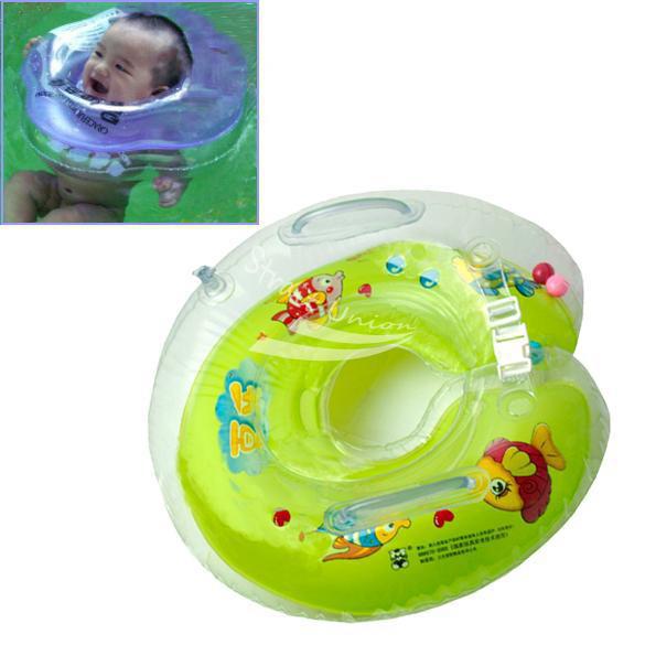 beba za kupanje s krugom oko vrata