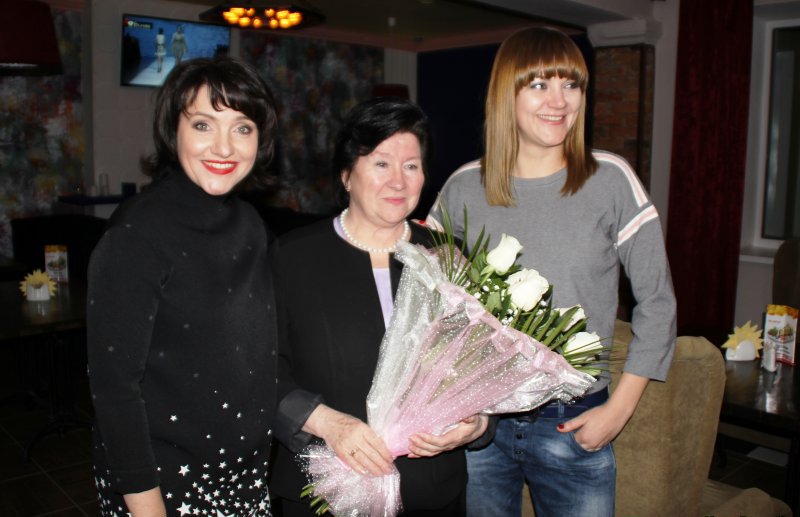 Inga Oboldina con sua madre e Anna Ukolova