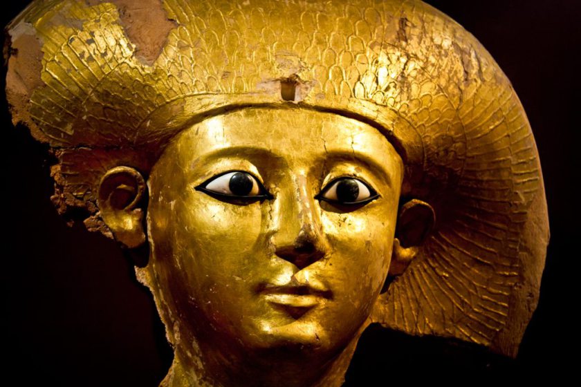 occhi intarsiati su una maschera di sepoltura d'oro