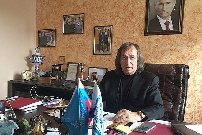 Alexander Inshakov v kanceláři