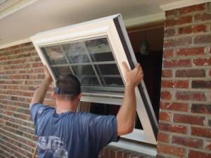 l'installazione di finestre di plastica in una casa di legno con le tue mani