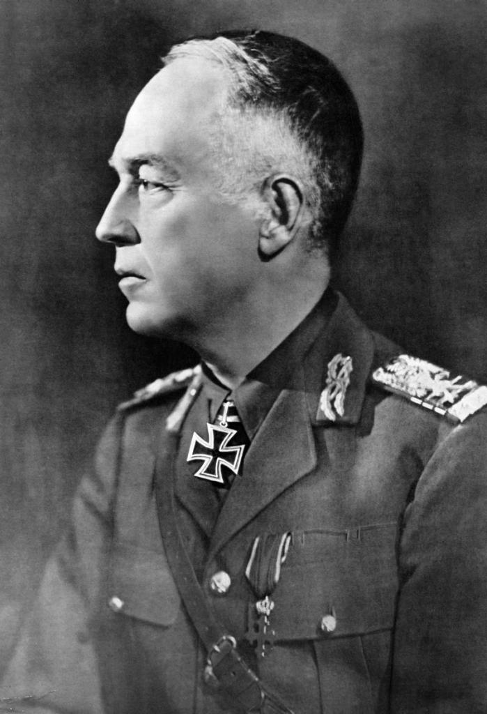 Antonescu v profilu.