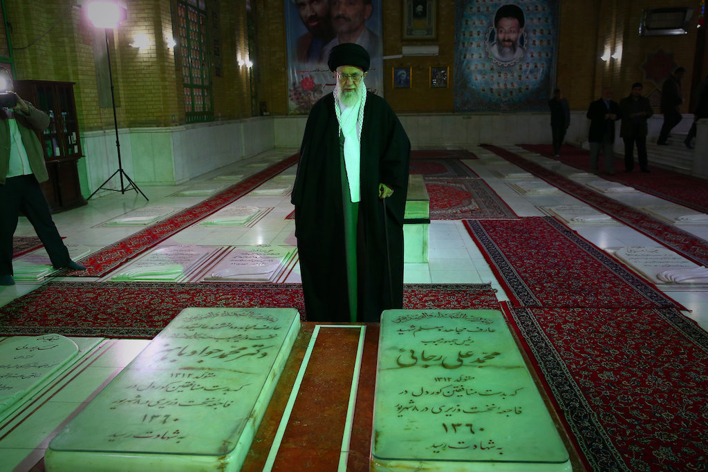 Аятолах Хаменей в мавзолея на Имам Хомейни