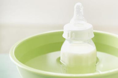 jak rozmrazit zmrazené mateřské mléko
