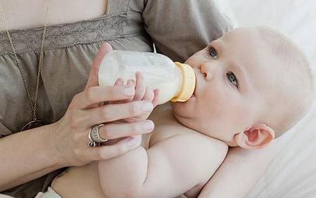 se dare l'acqua ai neonati durante l'allattamento