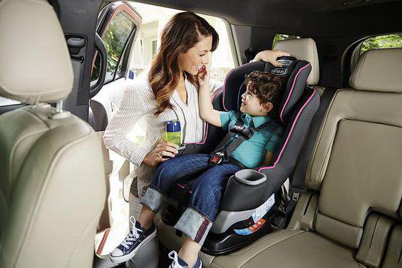 può portare un bambino sul sedile anteriore di un'auto