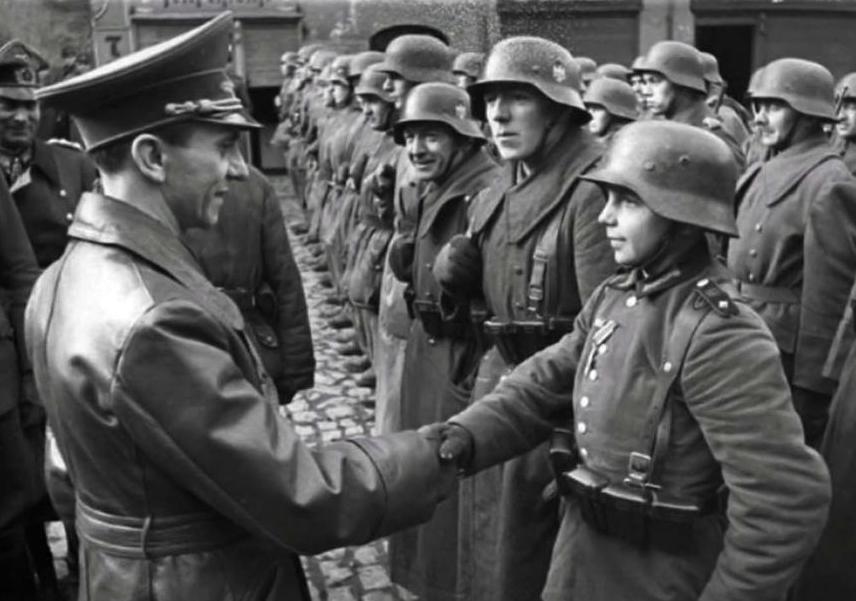 Goebbels uděluje 16letému ženskému železářskému kříži Hitler