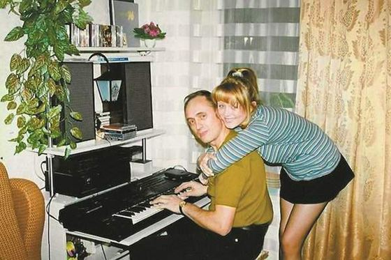 Il padre di Julia Nachalova con un cantante