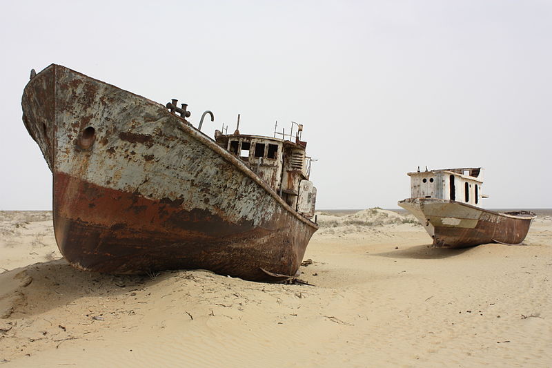 Lodí na dně Aralského moře