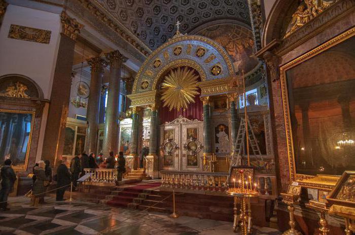 Поклонение в Казанската катедрала в Санкт Петербург